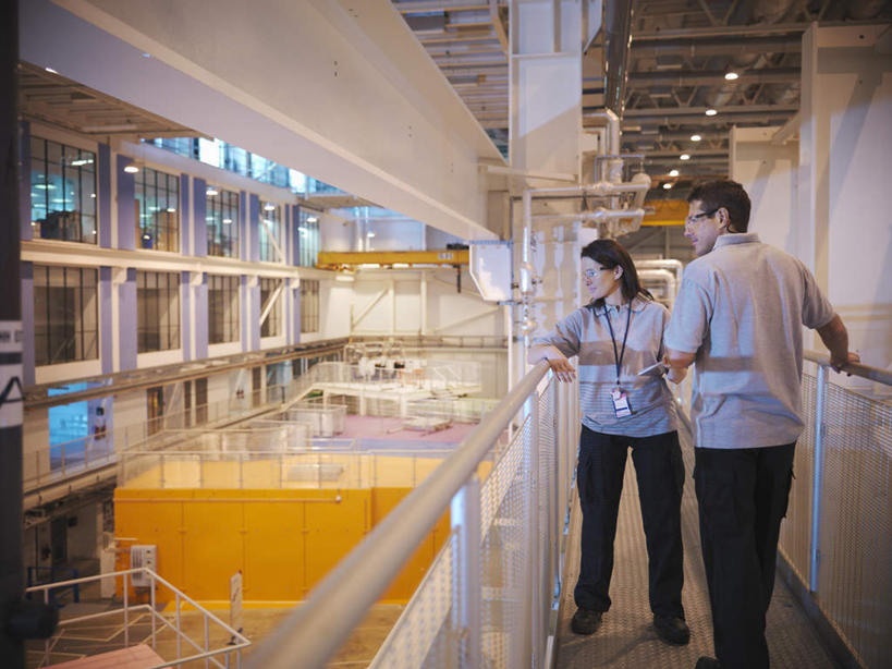 西方人,背部,两个人,伙伴,朋友,机修工,工厂,栏杆,站,横图,室内,白天,正面,友谊,合作,团队,显示器,照明,欧洲,欧洲人,阴影,服装,光线,屏幕,影子,围栏,灯光,注视,休闲装,标识,吊牌,显示屏,护栏,顶灯,灯,工人,衣服,胸牌,灯具,扶,观察,看,站着,休闲,休闲服,战略,服饰,观看,照亮,察看,徽章,扶着,照明设备,关注,身份,输出设备,胸章,胸卡,联合,合谋,编号牌,雕刻牌,工号牌,胸号牌,胸徽,员工牌,配合,协作,男人,男性,女人,女性,中年男性,中年女性,白种人,机械师,机修工人,站立,半身,彩图,工地,制造厂