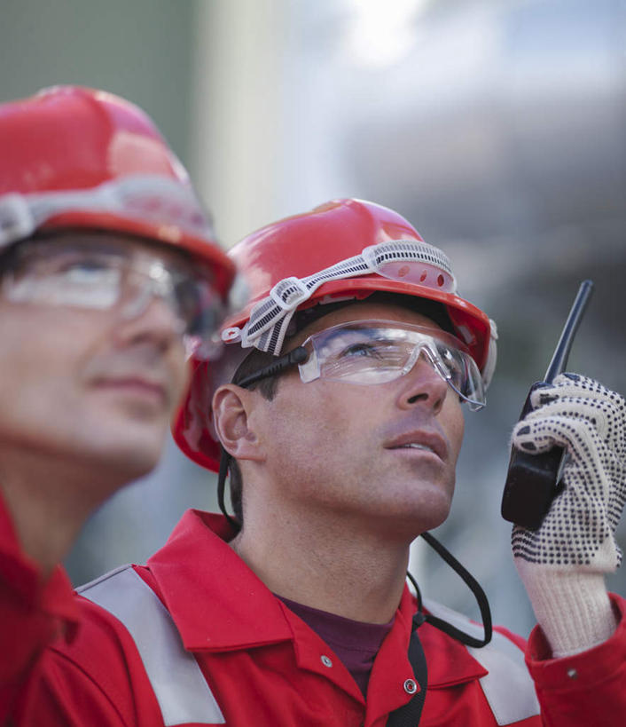 西方人,两个人,伙伴,朋友,站,说,竖图,室内,白天,正面,工作服,制服,讨论,通讯,友谊,安全,合作,团队,帽子,欧洲,欧洲人,握,朦胧,模糊,头盔,眼镜,防护,拿,移动,拿着,注视,通讯设备,安全帽,观察,看,站着,战略,握着,通信,观看,护目镜,保护,对讲机,察看,关注,保险,保全,周全,安稳,安定,联合,合谋,安全防护眼镜,工作制服,交流,配合,平安,协作,男人,男性,中年男性,白种人,沟通,讲话,交谈,商讨,说话,谈话,通话,站立,半身,彩图,工作套服,防护眼镜