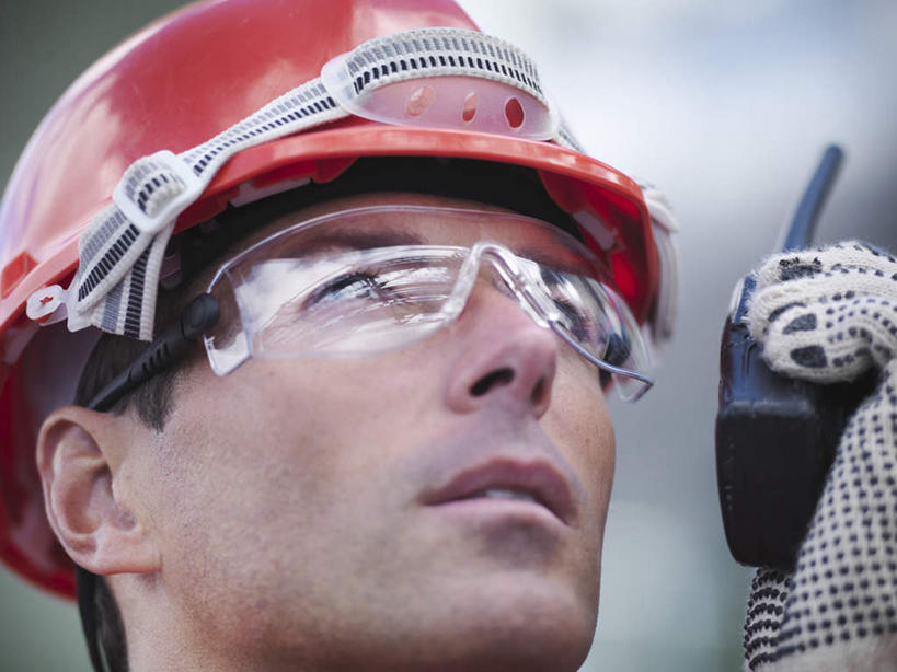 西方人,一个人,站,说,横图,室内,白天,正面,工作服,制服,讨论,通讯,安全,帽子,欧洲,欧洲人,仅一个男性,仅一个人,仅一个中年男性,握,朦胧,模糊,头盔,眼镜,防护,拿,移动,拿着,注视,通讯设备,安全帽,手套,观察,看,站着,握着,通信,观看,护目镜,保护,对讲机,察看,关注,保险,保全,周全,安稳,安定,防护手套,安全防护眼镜,工作制服,交流,平安,男人,男性,中年男性,白种人,沟通,讲话,交谈,商讨,说话,谈话,通话,站立,半身,彩图,工作套服,防护眼镜