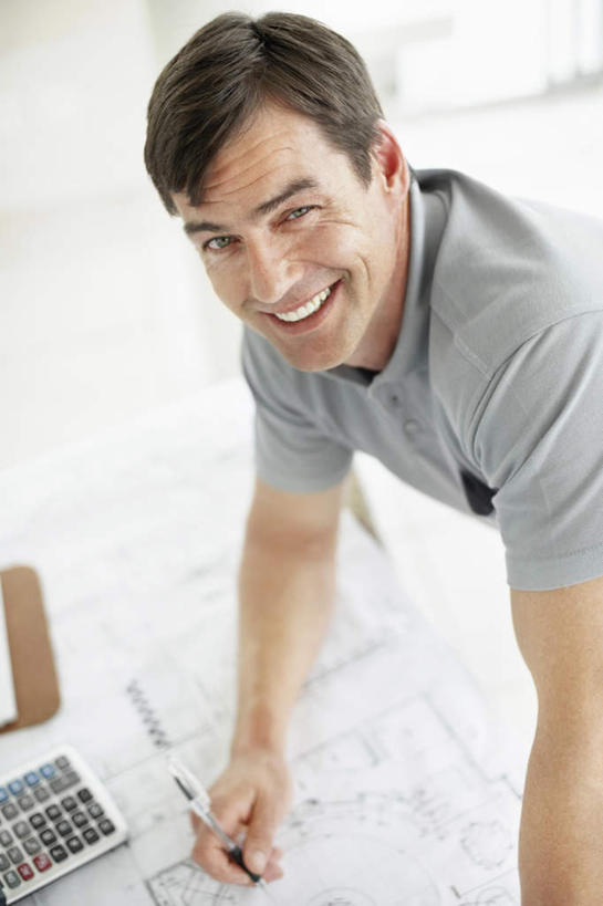 西方人,一个人,工程师,建筑工人,建筑师,站,笑,微笑,露齿笑,竖图,俯视,室内,白天,计算器,桌子,欧洲,欧洲人,仅一个男性,仅一个人,仅一个中年男性,撑,握,服装,计算,科学,图纸,办公桌,办公用品,设计图,拿,拿着,注视,休闲装,衣服,观察,看,站着,休闲,休闲服,握着,理财,财务,服饰,观看,察看,撑着,关注,数学,工程图,草图,蓝图,男人,男性,中年男性,白种人,设计,技师,建筑工,建筑设计师,站立,半身,彩图,高角度拍摄