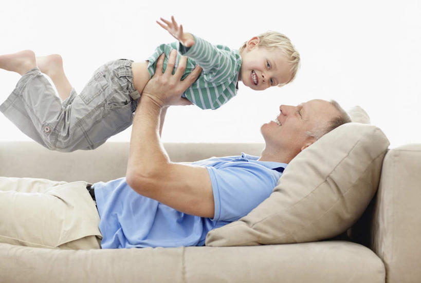 西方人,婴儿,儿童,中年人,两个人,家庭,父亲,客厅,躺,举,伸展双臂,抱,笑,微笑,露齿笑,横图,室内,白天,侧面,纯洁,靠垫,沙发,欧洲,欧洲人,服装,墙,靠枕,注视,休闲装,墙壁,墙面,小孩,衣服,垫子,枕头,观察,看,托,休闲,温暖,温馨,一家人,休闲服,父爱,可爱,童年,童趣,服饰,活泼,抱着,观看,和睦,察看,起居室,搂着,关注,宝宝,布艺沙发,童真,纯真,烂漫,无邪,客堂,卧着,伶俐,天真,男人,男性,中年男性,白种人,孩子,敞开双臂,举起,举手,举着,搂,搂抱,伸开双臂,躺着,卧,向上举,向上伸,向上托,展开双肩,张开手臂,张开双臂,半身,彩图,融洽