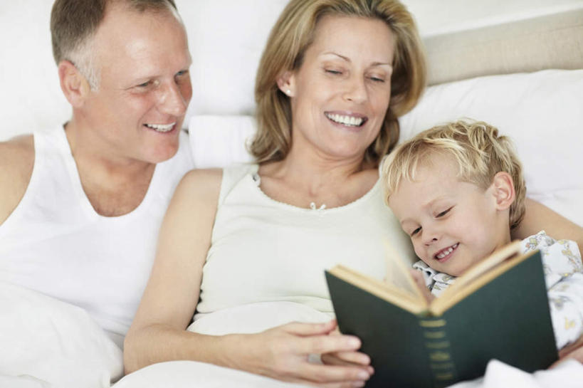 西方人,儿童,中年人,三个人,家庭,夫妻,母亲,父亲,儿子,躺,笑,微笑,露齿笑,横图,室内,白天,正面,爱情,纯洁,床,靠垫,卧室,书籍,欧洲,欧洲人,握,服装,背心,双人床,床单,靠枕,浪漫,拿,拿着,注视,被子,小孩,衣服,垫子,枕头,观察,看,温暖,温馨,父子,母子,三口之家,一家人,恩爱,父爱,可爱,母爱,童年,童趣,握着,恋人,服饰,观看,和睦,察看,被单,衣着,穿着,关注,童真,烂漫,无邪,衣饰,卧着,天真,男孩,男人,男性,女人,女性,中年男性,中年女性,白种人,孩子,夫妇,情侣,书,图书,躺着,卧,半身,彩图,睡房,卧房,伴侣,融洽,男生