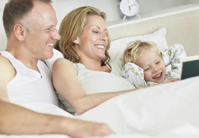 西方人,儿童,中年人,三个人,家庭,夫妻,母亲,父亲,儿子,躺,笑,微笑,露齿笑,横图,室内,白天,正面,爱情,纯洁,床,靠垫,卧室,书籍,欧洲,欧洲人,握,服装,背心,双人床,床单,靠枕,浪漫,拿,拿着,注视,被子,小孩,衣服,垫子,枕头,观察,看,靠,靠着,温暖,温馨,父子,母子,三口之家,一家人,恩爱,父爱,可爱,母爱,童年,童趣,握着,恋人,服饰,观看,和睦,察看,被单,衣着,穿着,关注,童真,烂漫,无邪,衣饰,卧着,天真,男孩,男人,男性,女人,女性,中年男性,中年女性,白种人,孩子,夫妇,情侣,书,图书,躺着,卧,半身,彩图,睡房,卧房,伴侣,融洽,男生