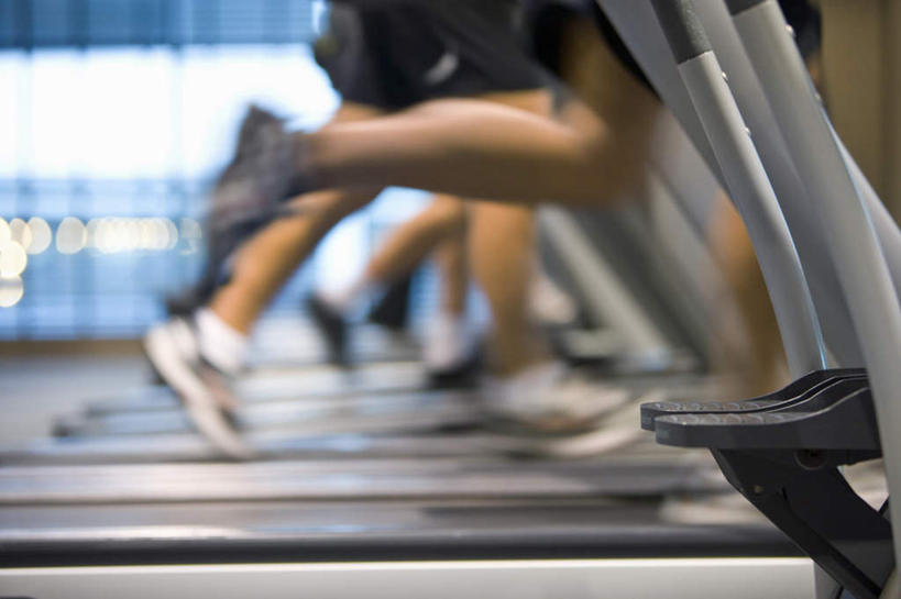 西方人,四个人,伙伴,朋友,健身房,跑,横图,室内,白天,侧面,运动服,锻炼,友谊,运动,窗户,欧洲,欧洲人,一排,服装,朦胧,模糊,整齐,注视,运动器械,玻璃窗,排列,衣服,观察,看,健身器械,服饰,观看,察看,衣着,穿着,队列,关注,健身器材,衣饰,体育,友情,男人,男性,年轻女性,女人,女性,中年男性,白种人,跑步,半身,彩图,健身,健身馆,运动器材,跑步机,运动装