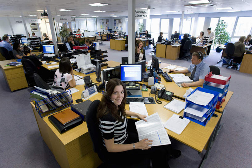 西方人,伙伴,朋友,商务人士,商务男性,商务女性,办公室,横图,俯视,室内,白天,衬衫,友谊,合作,团队,电脑,显示器,鼠标,键盘,窗户,地板,桌子,椅子,欧洲,欧洲人,套装,网络,材料,档案,文件,纸,办公桌,许多人,输入设备,通讯设备,玻璃窗,手稿,资料,一群人,台式电脑,战略,证明,文档,通信设备,商务装,工薪阶层,输出设备,联合,合谋,配合,协作,男人,男性,年轻男性,年轻女性,女人,女性,中年男性,中年女性,白种人,白领,上班族,半身,彩图,高角度拍摄,衬衣