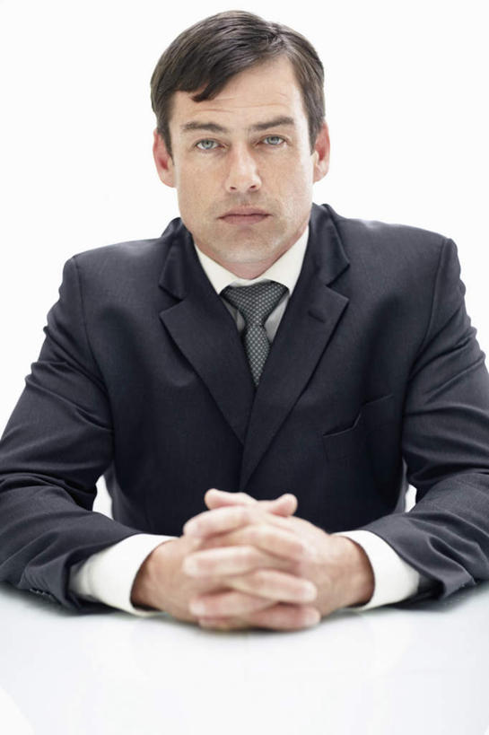 西方人,一个人,商务人士,商务男性,办公室,坐,竖图,室内,白天,正面,衬衫,桌子,欧洲,欧洲人,仅一个男性,仅一个人,仅一个中年男性,套装,办公桌,墙,领带,注视,墙壁,墙面,观察,看,观看,察看,象征,庄重,关注,商务装,身份,工薪阶层,正式,地位,男人,男性,中年男性,白种人,白领,上班族,坐着,半身,彩图,衬衣