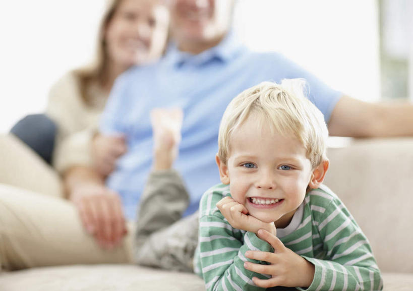 西方人,儿童,中年人,三个人,家庭,夫妻,母亲,父亲,儿子,客厅,坐,笑,微笑,露齿笑,横图,室内,白天,正面,爱情,纯洁,沙发,欧洲,欧洲人,撑,服装,朦胧,模糊,墙,浪漫,托腮,注视,休闲装,墙壁,墙面,小孩,衣服,观察,看,趴着,托,休闲,温暖,温馨,父子,母子,三口之家,一家人,休闲服,恩爱,父爱,可爱,母爱,童年,童趣,恋人,服饰,观看,和睦,察看,起居室,关注,托下巴,布艺沙发,童真,烂漫,无邪,客堂,天真,男孩,男人,男性,女人,女性,中年男性,中年女性,白种人,孩子,夫妇,情侣,趴,坐着,半身,彩图,伴侣,融洽,男生