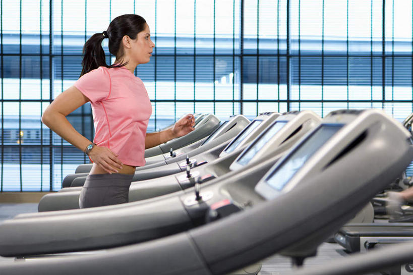 西方人,一个人,健身房,跑,横图,室内,白天,侧面,运动服,锻炼,运动,窗户,欧洲,欧洲人,仅一个年轻女性,仅一个女性,仅一个人,服装,注视,运动器械,玻璃窗,衣服,观察,看,健身器械,服饰,观看,察看,衣着,穿着,关注,健身器材,衣饰,体育,年轻女性,女人,女性,白种人,跑步,半身,彩图,健身,健身馆,运动器材,跑步机,运动装