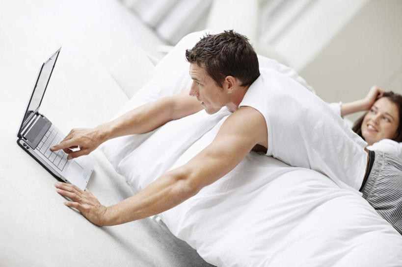 西方人,中年人,两个人,家庭,夫妻,横图,室内,白天,侧面,爱情,电脑,笔记本电脑,床,地板,卧室,欧洲,欧洲人,撑,敲打,睡衣,网络,双人床,床单,浪漫,注视,输入,通讯设备,被子,打字,观察,看,趴着,温暖,温馨,一家人,恩爱,恋人,观看,点击,敲击,和睦,察看,无线,撑着,被单,关注,通信设备,无线网络,无线上网,便携式电脑,寝衣,按键,手提电脑,男人,男性,女人,女性,中年男性,中年女性,白种人,夫妇,情侣,趴,半身,彩图,睡房,卧房,伴侣,融洽