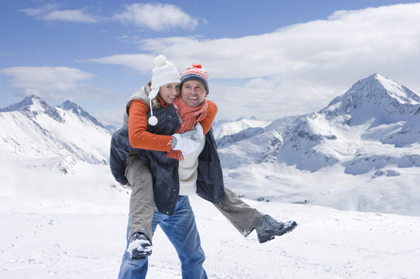 西方人,中年人,背,两个人,家庭,夫妻,站,横图,室外,白天,正面,爱情,山,雪,雪山,大雪,帽子,欧洲,欧洲人,服装,冰,积雪,山峰,雪景,云,云朵,冬季,冬天,山峦,浪漫,云彩,注视,衣服,蓝色,白云,蓝天,天空,天,背着,观察,看,站着,温暖,温馨,一家人,恩爱,寒冷,恋人,服饰,晴朗,观看,保暖,和睦,察看,冰冷,御寒,关注,滑雪服,棉帽,严寒,冰凉,酷寒,凛冽,凛凛,极冷,背负,竞技服,旅游服,冬装,男人,男性,女人,女性,中年男性,中年女性,白种人,夫妇,情侣,晴空,站立,半身,彩图,伴侣,融洽