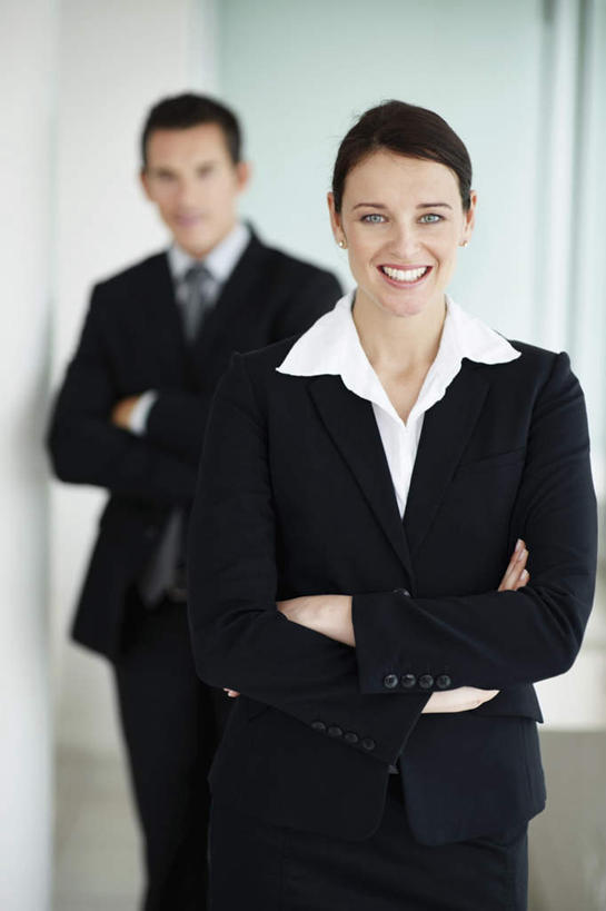 西方人,两个人,伙伴,朋友,商务人士,商务男性,商务女性,办公室,站,笑,双手交叉,微笑,露齿笑,竖图,室内,白天,正面,衬衫,友谊,合作,团队,欧洲,欧洲人,套装,墙,注视,墙壁,墙面,观察,看,站着,战略,观看,察看,双手抱胸,关注,商务装,工薪阶层,联合,合谋,配合,协作,男人,男性,女人,女性,中年男性,中年女性,白种人,白领,上班族,站立,半身,彩图,衬衣