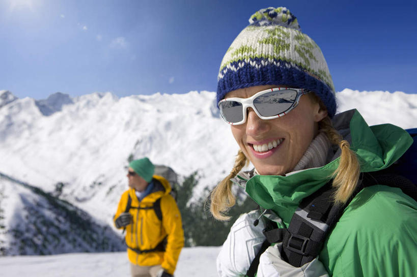 西方人,中年人,背,两个人,家庭,夫妻,站,笑,微笑,露齿笑,横图,室外,白天,正面,爱情,山,雪,雪山,大雪,帽子,欧洲,欧洲人,服装,包,墨镜,眼镜,冰,积雪,山峰,雪景,冬季,冬天,山峦,浪漫,旅行包,注视,衣服,蓝色,蓝天,天空,背包,太阳镜,太阳眼镜,天,背着,观察,看,站着,温暖,温馨,一家人,遮阳镜,恩爱,寒冷,恋人,服饰,晴朗,观看,保暖,和睦,察看,冰冷,御寒,关注,滑雪服,万里无云,棉帽,严寒,旅游包,冰凉,酷寒,凛冽,凛凛,极冷,背负,竞技服,旅游服,冬装,男人,男性,女人,女性,中年男性,中年女性,白种人,夫妇,情侣,晴空,晴空万里,站立,半身,彩图,伴侣,融洽,双肩包