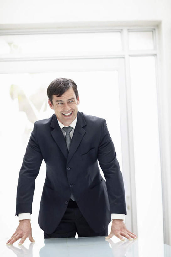 西方人,一个人,商务人士,商务男性,办公室,站,笑,微笑,露齿笑,竖图,室内,白天,正面,衬衫,窗户,桌子,欧洲,欧洲人,仅一个男性,仅一个人,仅一个中年男性,撑,套装,办公桌,领带,注视,玻璃窗,观察,看,站着,观看,察看,撑着,象征,庄重,关注,商务装,身份,工薪阶层,正式,地位,男人,男性,中年男性,白种人,白领,上班族,站立,半身,彩图,衬衣