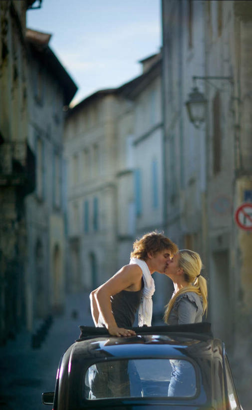 西方人,两个人,家,站,吻,竖图,室外,白天,侧面,爱情,窗户,门,汽车,欧洲,欧洲人,服装,房屋,屋子,云,云朵,浪漫,云彩,注视,休闲装,楼房,玻璃窗,住宅,车,衣服,蓝色,白云,蓝天,天空,门框,交通工具,轿车,天,观察,看,站着,休闲,温暖,温馨,休闲服,恩爱,恋人,服饰,晴朗,观看,和睦,察看,关注,载具,男人,男性,年轻男性,年轻女性,女人,女性,白种人,情侣,晴空,接吻,亲,亲吻,亲嘴,站立,半身,彩图,房子,伴侣,融洽