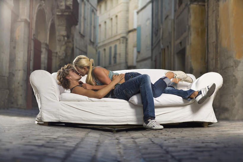 西方人,两个人,家,躺,抱,吻,横图,室外,白天,侧面,爱情,窗户,门,沙发,欧洲,欧洲人,服装,房屋,屋子,地面,浪漫,注视,休闲装,楼房,玻璃窗,住宅,衣服,门框,观察,看,休闲,温暖,温馨,休闲服,恩爱,恋人,服饰,抱着,观看,和睦,察看,搂着,关注,布艺沙发,卧着,男人,男性,年轻男性,年轻女性,女人,女性,白种人,情侣,接吻,搂,搂抱,亲,亲吻,亲嘴,躺着,卧,彩图,全身,房子,伴侣,融洽