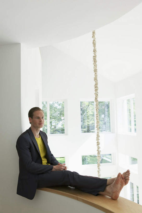 西方人,一个人,坐,竖图,室内,白天,正面,植物,窗户,欧洲,欧洲人,仅一个男性,仅一个人,仅一个中年男性,服装,墙,扭头,注视,休闲装,光脚,玻璃窗,墙壁,墙面,树,树木,衣服,绿色,自然,观察,看,转头,休闲,赤脚,休闲服,搭,服饰,生长,成长,观看,察看,搭着,关注,男人,男性,中年男性,白种人,坐着,彩图,全身