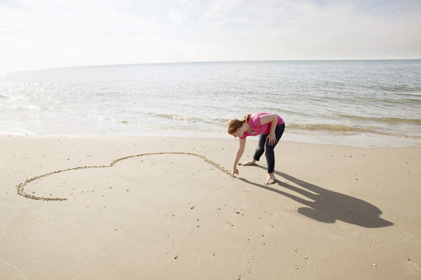 西方人,一个人,站,横图,室外,白天,侧面,爱情,海浪,海洋,沙滩,欧洲,欧洲人,仅一个年轻女性,仅一个女性,仅一个人,弯腰,握,阴影,服装,爱心,光线,沙子,线条,影子,海岸,浪花,水平线,辽阔,海平线,沙地,浪漫,拿,拿着,注视,休闲装,衣服,阳光,海水,观察,看,站着,休闲,广阔,温暖,温馨,心形,休闲服,恩爱,握着,服饰,观看,一望无际,和睦,察看,关注,海景,弯身,无边无际,一马平川,年轻女性,女人,女性,白种人,心型,大海,风浪,海,海水的波动,海滩,近岸浪,涌浪,站立,彩图,全身,融洽,水天相接,水天一线