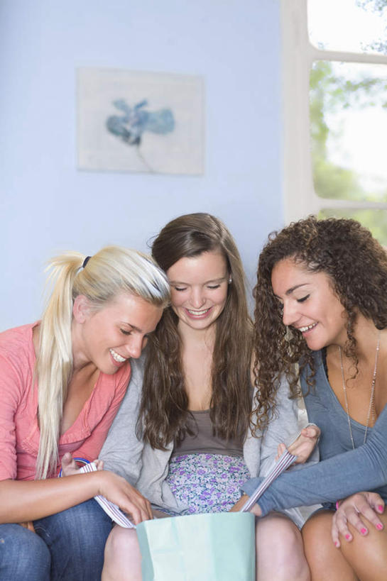 西方人,三个人,伙伴,朋友,坐,竖图,室内,白天,正面,购物,友谊,消费,植物,窗户,袋子,欧洲,欧洲人,握,服装,包装袋,手提袋,墙,购物袋,拿,拿着,注视,休闲装,玻璃窗,墙壁,墙面,树,树木,衣服,绿色,自然,低头,观察,看,休闲,休闲服,握着,金融,服饰,生长,成长,观看,察看,购买,关注,贸易,垂头,友情,年轻女性,女人,女性,白种人,坐着,半身,彩图