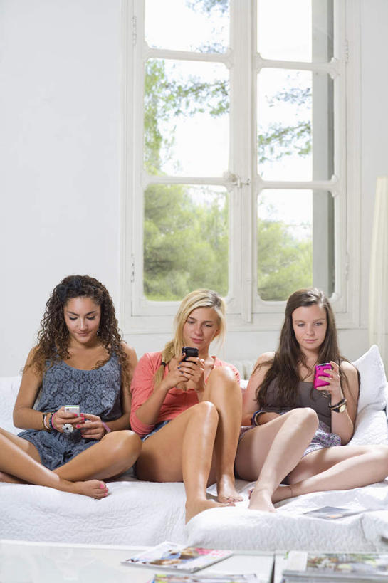 西方人,三个人,伙伴,朋友,客厅,坐,打电话,竖图,室内,白天,正面,友谊,植物,窗户,沙发,电话,手机,欧洲,欧洲人,一排,握,服装,整齐,墙,拿,拿着,扭头,注视,休闲装,通讯设备,玻璃窗,墙壁,墙面,树,树木,排列,衣服,绿色,白色,自然,低头,观察,看,靠,靠着,转头,休闲,休闲服,握着,服饰,生长,成长,观看,察看,起居室,队列,关注,布艺沙发,垂头,客堂,交流,友情,年轻女性,女人,女性,白种人,沟通,通话,坐着,彩图,全身