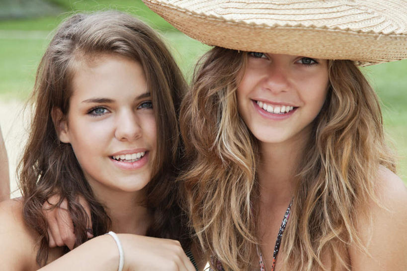 西方人,脸,头,脸颊,手,两个人,伙伴,朋友,站,笑,微笑,露齿笑,横图,室外,特写,白天,正面,友谊,草地,植物,帽子,欧洲,欧洲人,阴影,朦胧,模糊,光线,草帽,影子,注视,肩膀,装饰品,草,绿色,阳光,饰品,手链,首饰,观察,看,靠,靠着,站着,手部,搭,手镯,观看,单手,察看,搭着,关注,镯子,一顶,友情,年轻女性,女人,女性,白种人,头部,脸部,脸蛋,面部,站立,半身,彩图