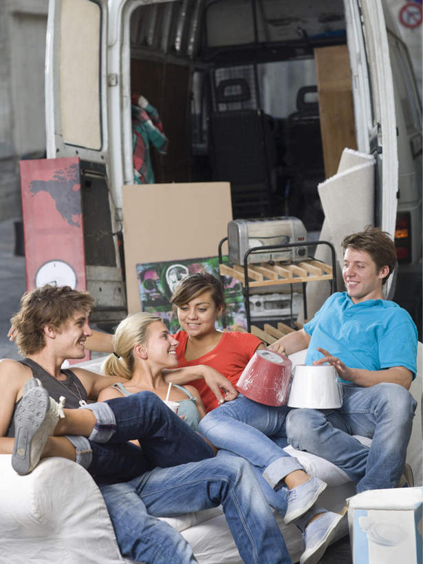 西方人,四个人,伙伴,朋友,坐,笑,微笑,露齿笑,竖图,室外,白天,正面,友谊,门,沙发,卡车,汽车,欧洲,欧洲人,一辆,握,阴影,服装,裤子,光线,包装,影子,纸箱,墙,拿,拿着,扭头,注视,牛仔裤,休闲装,墙壁,墙面,车,衣服,阳光,容器,箱子,门框,交通工具,观察,看,靠,靠着,转头,休闲,休闲服,搭,握着,服饰,观看,察看,搭着,关注,载具,纸板箱,布艺沙发,包装箱,友情,男人,男性,年轻男性,年轻女性,女人,女性,白种人,坐着,半身,彩图