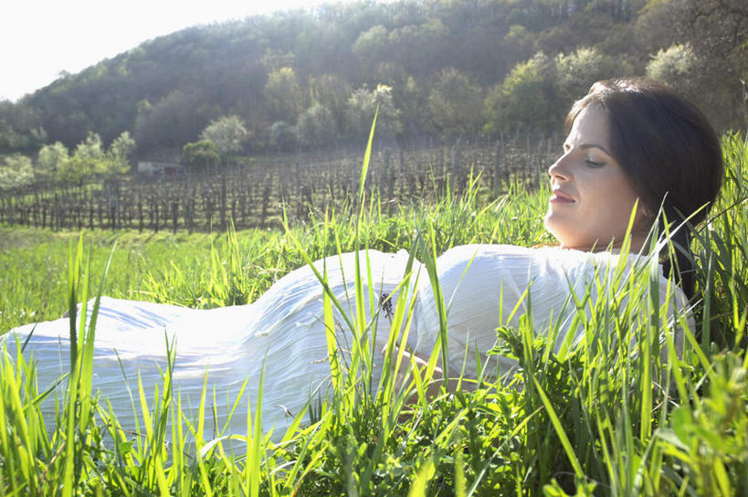 西方人,孕妇,一个人,果园,躺,横图,室外,白天,正面,草地,草坪,山,山脉,田园,植物,欧洲,欧洲人,仅一个女性,仅一个人,阴影,服装,光线,影子,山峰,山峦,注视,休闲装,葡萄园,草,树,树木,衣服,绿色,白色,阳光,自然,庄园,群山,观察,看,仅一个中年女性,休闲,怀孕,休闲服,服饰,生长,成长,观看,察看,待产,关注,妊娠,准妈妈,卧着,女人,女性,中年女性,白种人,产妇,抬头,躺着,卧,仰头,半身,彩图