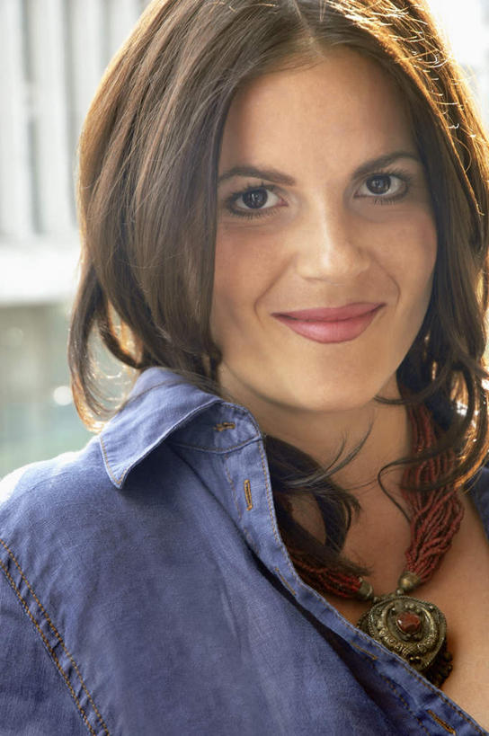 西方人,脸,头,脸颊,头发,一个人,站,笑,微笑,竖图,室外,特写,白天,正面,欧洲,欧洲人,仅一个女性,仅一个人,阴影,服装,朦胧,模糊,光线,影子,墙,棕色,注视,休闲装,肩膀,墙壁,墙面,衣服,蓝色,阳光,观察,看,站着,仅一个中年女性,休闲,休闲服,服饰,观看,察看,关注,女人,女性,中年女性,白种人,头部,长发,卷发,脸部,脸蛋,面部,站立,半身,彩图