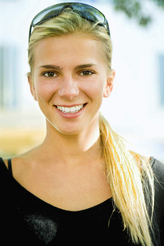 西方人,脸,头,脸颊,头发,一个人,站,笑,微笑,露齿笑,竖图,室外,特写,白天,正面,植物,欧洲,欧洲人,仅一个年轻女性,仅一个女性,仅一个人,一副,阴影,服装,朦胧,模糊,光线,墨镜,眼镜,影子,注视,休闲装,肩膀,树,树木,衣服,绿色,黑色,阳光,自然,太阳镜,太阳眼镜,观察,看,站着,休闲,休闲服,金色,遮阳镜,服饰,生长,成长,观看,察看,关注,年轻女性,女人,女性,白种人,头部,长发,直发,脸部,脸蛋,面部,站立,半身,彩图