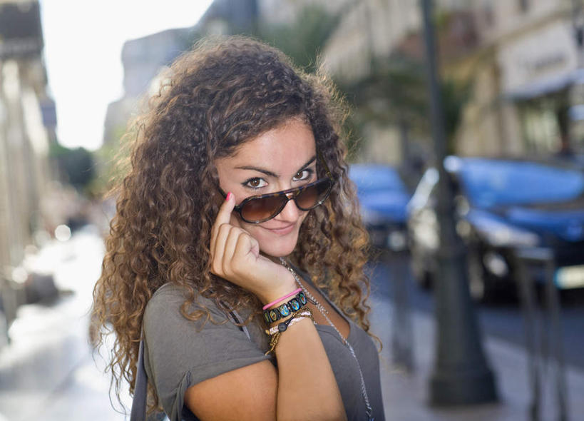 西方人,脸,头,脸颊,手,头发,一个人,家,站,横图,室外,特写,白天,侧面,道路,路,路灯,公路,汽车,照明,欧洲,欧洲人,仅一个年轻女性,仅一个女性,仅一个人,一副,握,阴影,服装,朦胧,模糊,光线,墨镜,眼镜,影子,房屋,墙,屋子,灯光,棕色,交通,拿,拿着,注视,休闲装,楼房,肩膀,墙壁,墙面,住宅,车,灯,装饰品,衣服,灰色,阳光,饰品,手链,首饰,太阳镜,太阳眼镜,交通工具,轿车,低头,观察,看,站着,休闲,手部,休闲服,遮阳镜,握着,服饰,手镯,观看,单手,照亮,察看,照明设备,关注,载具,镯子,垂头,年轻女性,女人,女性,白种人,头部,长发,卷发,脸部,脸蛋,面部,马路,站立,半身,彩图,房子