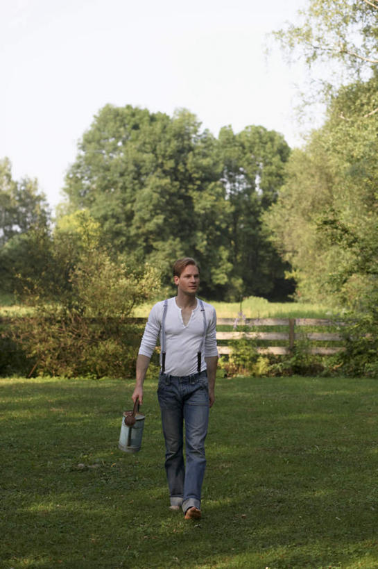 西方人,一个人,栏杆,走,竖图,室外,白天,正面,草地,草坪,植物,欧洲,欧洲人,仅一个男性,仅一个人,仅一个中年男性,握,阴影,服装,光线,壶,影子,围栏,拿,洒水壶,拿着,注视,休闲装,护栏,水壶,草,树,树木,一个,衣服,绿色,阳光,自然,观察,看,休闲,休闲服,握着,服饰,生长,单个,成长,观看,察看,关注,浇水壶,男人,男性,中年男性,白种人,步行,散步,走路,彩图,全身