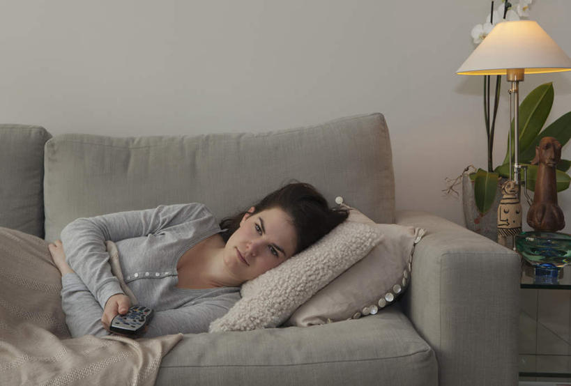 西方人,一个人,客厅,躺,双手交叉,横图,室内,白天,正面,植物,靠垫,沙发,台灯,桌面,桌子,照明,欧洲,欧洲人,仅一个年轻女性,仅一个女性,仅一个人,服装,木制,盆栽,墙,灯光,靠枕,盆景,注视,休闲装,墙壁,墙面,灯,衣服,绿色,自然,木制品,灯具,垫子,枕头,观察,看,休闲,休闲服,服饰,生长,成长,观看,照亮,察看,起居室,双手抱胸,照明设备,关注,布艺沙发,客堂,卧着,年轻女性,女人,女性,白种人,躺着,卧,半身,彩图