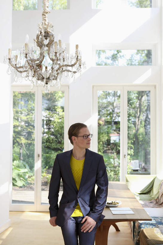 西方人,一个人,坐,竖图,室内,白天,正面,植物,窗户,落地窗,桌面,桌子,照明,欧洲,欧洲人,仅一个男性,仅一个人,仅一个中年男性,服装,木制,墙,灯光,扭头,注视,休闲装,吊灯,玻璃窗,墙壁,墙面,灯,树,树木,一个,衣服,绿色,自然,木制品,灯具,观察,看,转头,休闲,休闲服,搭,服饰,生长,单个,成长,观看,照亮,察看,照明设备,搭着,关注,男人,男性,中年男性,白种人,坐着,半身,彩图