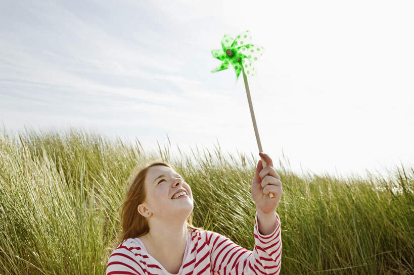 西方人,脸,头,脸颊,手,一个人,站,笑,微笑,露齿笑,横图,室外,特写,白天,正面,快乐,自由,幸福,草地,植物,风车,玩具,欧洲,欧洲人,仅一个年轻女性,仅一个女性,仅一个人,握,阴影,服装,光线,影子,云,云朵,拿,云彩,拿着,注视,休闲装,娱乐,肩膀,草,一个,衣服,蓝色,绿色,白云,蓝天,天空,阳光,天,观察,看,站着,休闲,喜庆,手部,休闲服,活力,握着,服饰,晴朗,单个,观看,希望,单手,吉祥,察看,象征,关注,和平,梦想,忠诚,进取,灵动,勇敢,勤奋,团结,幸运,年轻女性,女人,女性,白种人,头部,脸部,脸蛋,面部,晴空,抬头,仰头,站立,半身,彩图