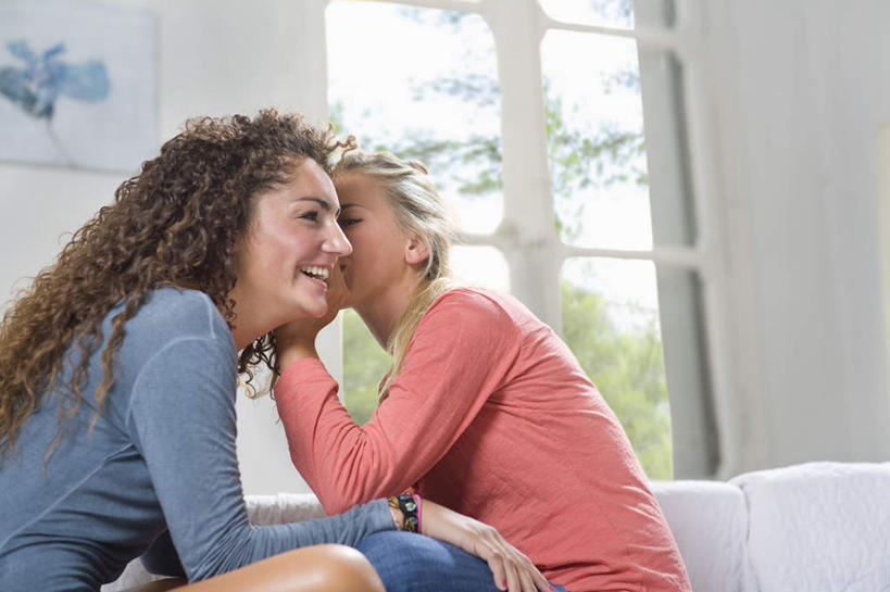 西方人,两个人,伙伴,朋友,客厅,坐,笑,盘腿,微笑,露齿笑,横图,室内,白天,仰视,友谊,植物,窗户,靠垫,沙发,欧洲,欧洲人,服装,朦胧,模糊,墙,靠枕,注视,休闲装,玻璃窗,墙壁,墙面,树,树木,衣服,绿色,白色,自然,垫子,枕头,观察,看,休闲,休闲服,服饰,生长,成长,观看,察看,起居室,关注,私语,耳语,布艺沙发,客堂,友情,年轻女性,女人,女性,白种人,盘腿而坐,盘膝,盘着腿的,盘着腿坐,双腿交叉,坐着,半身,彩图,低角度拍摄