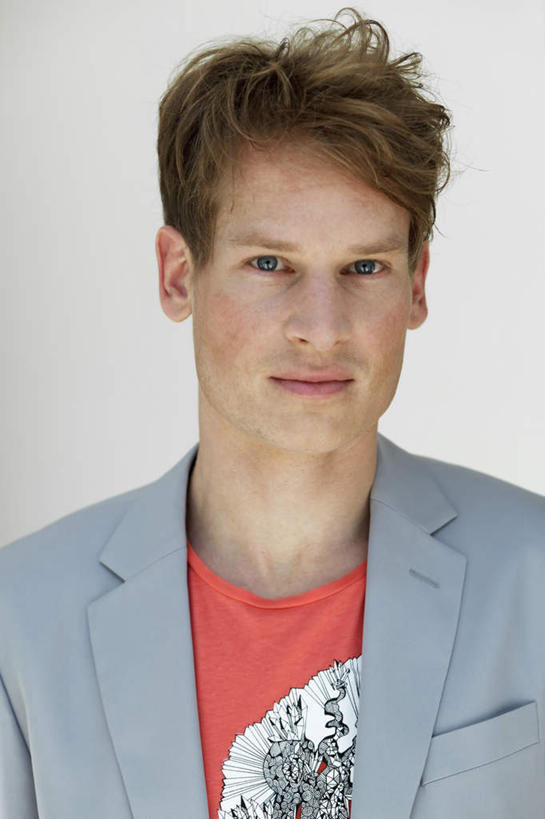 西方人,一个人,竖图,室内,白天,正面,欧洲,欧洲人,仅一个男性,仅一个人,仅一个中年男性,灰色背景,服装,注视,休闲装,衣服,观察,看,休闲,休闲服,摄影,服饰,影棚,观看,察看,关注,男人,男性,中年男性,白种人,半身,彩图,影棚拍摄,拍摄