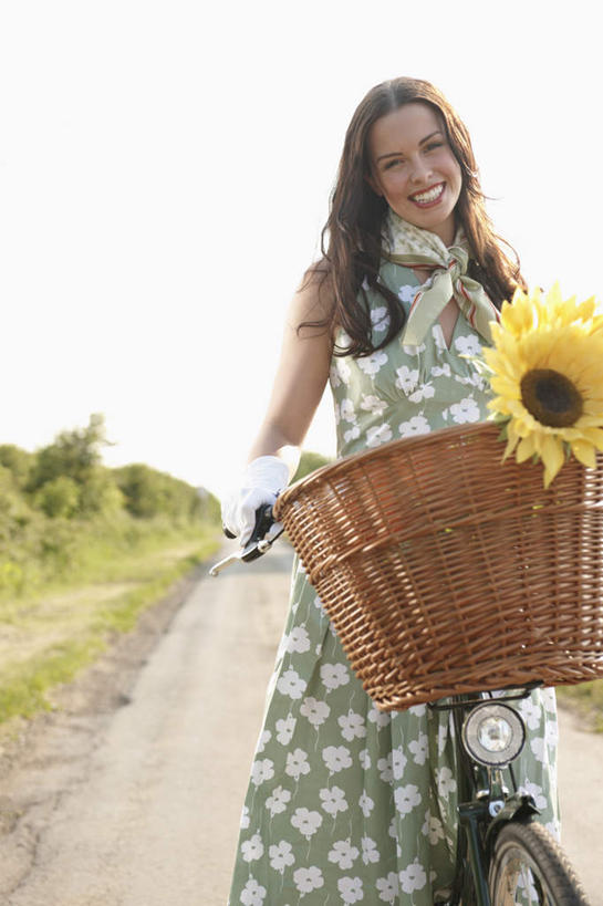 西方人,一个人,站,笑,交叉,微笑,露齿笑,竖图,室外,白天,正面,裙子,爱情,幸福,草地,草坪,太阳,植物,道路,路,公路,自行车,向日葵,竹子,欧洲,欧洲人,仅一个年轻女性,仅一个女性,仅一个人,竹制,连衣裙,盛开,编织,篮子,交通,花蕾,注视,车,脚踏车,草,花,花瓣,花朵,鲜花,蓝色,绿色,蓝天,天空,竹篮,交通工具,天,花苞,花蕊,扶,观察,看,站着,晴朗,观看,竹条,交织,察看,竹制品,扶着,关注,载具,光辉,沉默,忠诚,万里无云,勇敢,投缘,爱慕,穿插,高傲,朝阳花,葵花,望日莲,向阳花,转日莲,年轻女性,女人,女性,白种人,晴空,晴空万里,马路,站立,半身,彩图