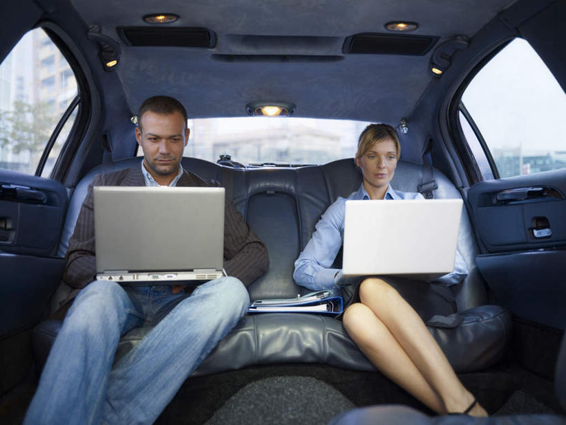 西方人,两个人,伙伴,朋友,商务人士,商务男性,商务女性,坐,横图,室内,白天,正面,衬衫,友谊,合作,团队,电脑,笔记本电脑,窗户,汽车,欧洲,欧洲人,敲打,套装,网络,注视,输入,通讯设备,玻璃窗,车,车窗,交通工具,轿车,打字,观察,看,战略,观看,点击,敲击,察看,无线,关注,载具,通信设备,商务装,无线网络,无线上网,便携式电脑,工薪阶层,联合,合谋,配合,协作,按键,手提电脑,男人,男性,年轻男性,女人,女性,中年女性,白种人,白领,上班族,坐着,半身,彩图,衬衣