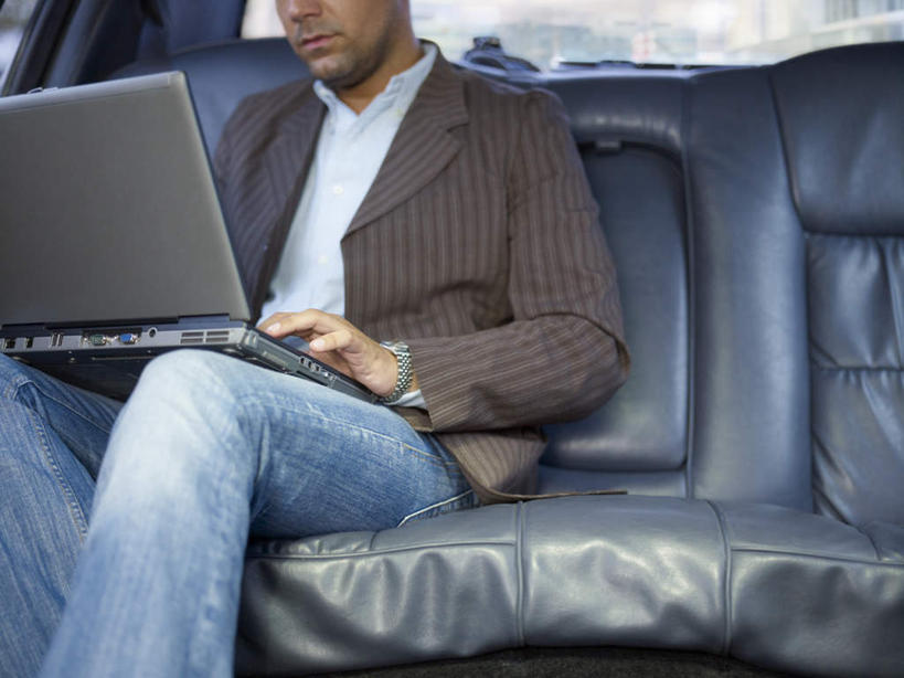 西方人,一个人,商务人士,商务男性,坐,横图,室内,白天,正面,衬衫,电脑,笔记本电脑,汽车,欧洲,欧洲人,仅一个男性,仅一个人,敲打,套装,网络,注视,输入,通讯设备,车,仅一个年轻男性,交通工具,轿车,打字,观察,看,观看,点击,敲击,察看,无线,关注,载具,通信设备,商务装,无线网络,无线上网,便携式电脑,工薪阶层,按键,手提电脑,男人,男性,年轻男性,白种人,白领,上班族,坐着,半身,彩图,衬衣