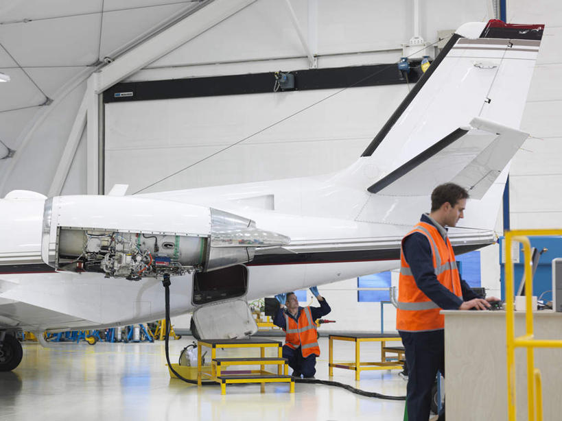 西方人,两个人,伙伴,朋友,机修工,栏杆,站,蹲,举,横图,室内,白天,正面,工作服,制服,友谊,合作,团队,机器,桌子,飞机,欧洲,欧洲人,办公桌,围栏,交通,注视,航空,护栏,工人,交通工具,观察,看,托,站着,机械,战略,运输,观看,察看,客机,关注,载具,联合,合谋,工作制服,配合,协作,男人,男性,中年男性,白种人,机械师,机修工人,蹲着,举起,举手,举着,向上举,向上伸,向上托,站立,半身,彩图,工作套服,安全服,反光背心,反光服,反光衣