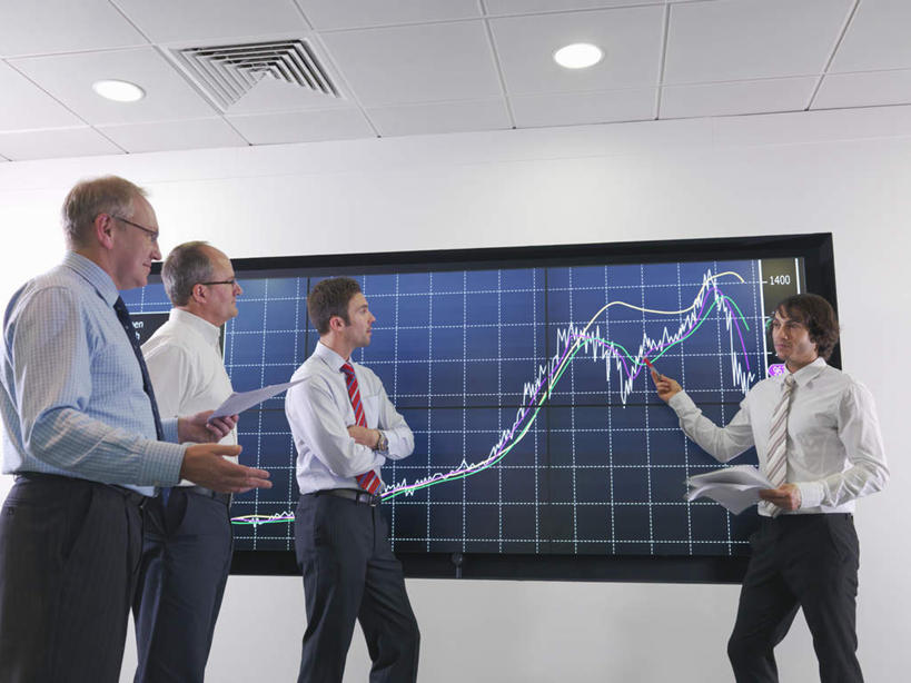 西方人,四个人,伙伴,朋友,商务人士,商务男性,站,说,横图,室内,白天,仰视,衬衫,讨论,友谊,合作,团队,显示器,数据,照明,欧洲,欧洲人,握,阴影,套装,分析,光线,曲线,材料,档案,屏幕,图表,文件,影子,纸,墙,灯光,表格,领带,拿,拿着,注视,显示屏,顶灯,墙壁,墙面,灯,手稿,资料,灯具,观察,看,站着,战略,握着,K线图,观看,证明,照亮,统计,折线,察看,象征,庄重,照明设备,关注,指标,文档,销售,目标,商务装,身份,业绩,折线图,工薪阶层,输出设备,联合,合谋,正式,地位,K线,蜡烛图,交流,配合,协作,男人,男性,中年男性,白种人,白领,上班族,沟通,讲话,交谈,商讨,说话,谈话,站立,半身,彩图,低角度拍摄,衬衣