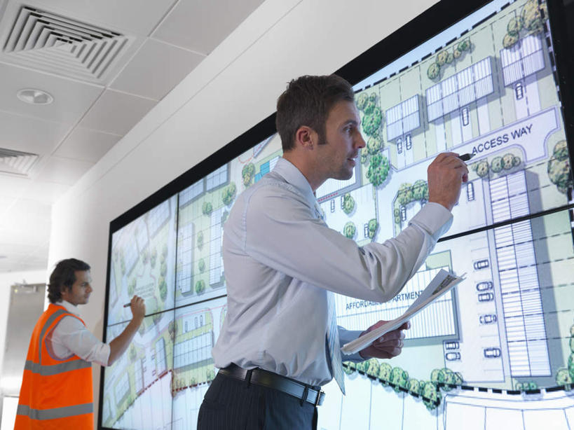 西方人,两个人,伙伴,朋友,商务人士,建筑工人,商务男性,站,横图,室内,白天,仰视,工作服,衬衫,制服,友谊,合作,团队,显示器,欧洲,欧洲人,握,套装,材料,档案,屏幕,图纸,文件,纸,墙,设计图,拿,拿着,注视,显示屏,墙壁,墙面,工人,手稿,资料,观察,看,站着,战略,握着,观看,证明,察看,关注,文档,商务装,工程图,草图,蓝图,工薪阶层,输出设备,联合,合谋,工作制服,配合,协作,男人,男性,中年男性,白种人,白领,上班族,设计,建筑工,站立,半身,彩图,低角度拍摄,衬衣,工作套服,安全服,反光背心,反光服,反光衣