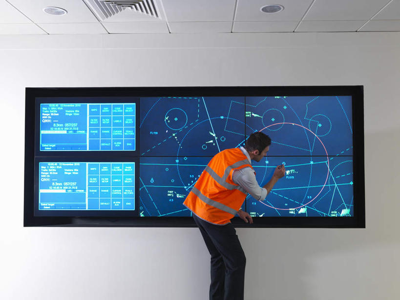 西方人,一个人,建筑工人,站,横图,室内,白天,侧面,工作服,制服,显示器,欧洲,欧洲人,仅一个男性,仅一个人,仅一个中年男性,弯腰,握,材料,档案,屏幕,图纸,文件,纸,墙,设计图,拿,拿着,注视,显示屏,墙壁,墙面,工人,手稿,资料,观察,看,站着,握着,观看,证明,察看,关注,文档,工程图,草图,蓝图,输出设备,弯身,工作制服,男人,男性,中年男性,白种人,设计,建筑工,站立,半身,彩图,工作套服,安全服,反光背心,反光服,反光衣