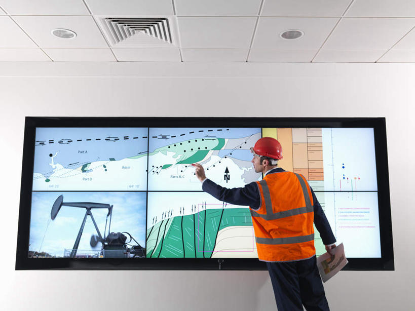 西方人,一个人,站,举,横图,室内,白天,工作服,制服,显示器,帽子,欧洲,欧洲人,仅一个男性,仅一个人,仅一个中年男性,握,材料,档案,屏幕,头盔,文件,纸,墙,拿,拿着,注视,显示屏,墙壁,墙面,工人,背面,安全帽,手稿,资料,观察,看,托,站着,握着,观看,证明,察看,关注,文档,输出设备,工作制服,男人,男性,中年男性,白种人,举起,举手,举着,向上举,向上伸,向上托,站立,半身,彩图,工作套服,安全服,反光背心,反光服,反光衣