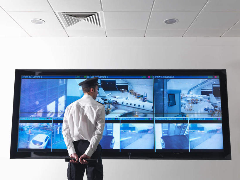 西方人,一个人,警察,警卫,站,横图,室内,白天,仰视,工作服,制服,显示器,帽子,照明,欧洲,欧洲人,仅一个男性,仅一个人,仅一个中年男性,握,屏幕,墙,灯光,拿,拿着,注视,显示屏,顶灯,墙壁,墙面,灯,灯具,观察,看,站着,握着,军帽,观看,照亮,察看,照明设备,关注,手电筒,电筒,手电,输出设备,工作制服,男人,男性,中年男性,白种人,保安,警卫员,看守,卫兵,站立,半身,彩图,低角度拍摄,工作套服