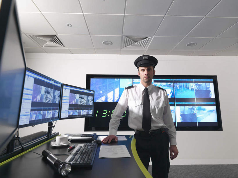 西方人,一个人,警察,警卫,站,横图,室内,白天,仰视,工作服,制服,显示器,键盘,桌子,帽子,照明,欧洲,欧洲人,仅一个男性,仅一个人,仅一个中年男性,标志,屏幕,数字,文字,字符,办公桌,墙,灯光,领带,注视,输入设备,通讯设备,标识,显示屏,顶灯,墙壁,墙面,灯,灯具,观察,看,站着,阿拉伯数字,军帽,观看,照亮,察看,象征,庄重,照明设备,关注,通信设备,身份,输出设备,正式,地位,工作制服,男人,男性,中年男性,白种人,保安,警卫员,看守,卫兵,站立,半身,彩图,低角度拍摄,工作套服