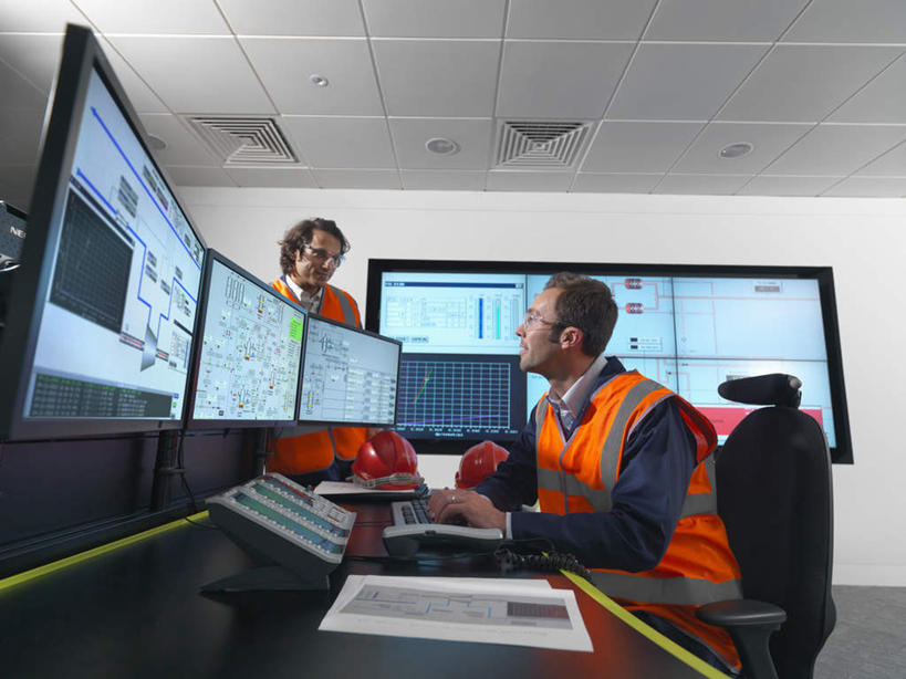 西方人,两个人,伙伴,朋友,工程师,建筑工人,建筑师,站,坐,说,打电话,横图,室内,白天,仰视,工作服,制服,讨论,友谊,合作,团队,显示器,键盘,桌子,电话,椅子,照明,欧洲,欧洲人,屏幕,办公桌,墙,灯光,注视,输入设备,通讯设备,显示屏,顶灯,墙壁,墙面,灯,话筒,灯具,观察,看,站着,电话线,战略,观看,照亮,察看,固定电话,照明设备,关注,通信设备,输出设备,联合,合谋,工作制服,交流,配合,协作,男人,男性,中年男性,白种人,电话机,技师,建筑工,建筑设计师,沟通,讲话,交谈,商讨,说话,谈话,通话,站立,坐着,半身,彩图,低角度拍摄,工作套服,安全服,反光背心,反光服,反光衣