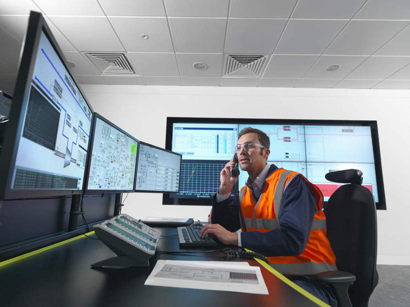 西方人,一个人,工程师,建筑工人,建筑师,坐,说,打电话,横图,室内,白天,仰视,讨论,显示器,键盘,桌子,电话,椅子,照明,欧洲,欧洲人,仅一个男性,仅一个人,仅一个中年男性,敲打,屏幕,办公桌,墙,灯光,注视,输入,输入设备,通讯设备,显示屏,顶灯,墙壁,墙面,灯,话筒,灯具,打字,观察,看,电话线,观看,点击,敲击,照亮,察看,固定电话,照明设备,关注,通信设备,输出设备,交流,按键,男人,男性,中年男性,白种人,电话机,技师,建筑工,建筑设计师,沟通,讲话,交谈,商讨,说话,谈话,通话,坐着,半身,彩图,低角度拍摄