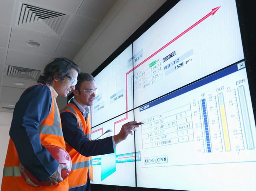 西方人,两个人,伙伴,朋友,工程师,建筑工人,建筑师,站,说,横图,室内,白天,仰视,工作服,制服,讨论,友谊,安全,合作,团队,显示器,照明,欧洲,欧洲人,握,屏幕,眼镜,墙,灯光,防护,拿,拿着,注视,显示屏,顶灯,墙壁,墙面,灯,灯具,观察,看,站着,战略,握着,观看,护目镜,保护,照亮,察看,照明设备,关注,保险,输出设备,保全,周全,安稳,安定,联合,合谋,安全防护眼镜,工作制服,交流,配合,平安,协作,男人,男性,中年男性,白种人,技师,建筑工,建筑设计师,沟通,讲话,交谈,商讨,说话,谈话,站立,半身,彩图,低角度拍摄,工作套服,安全服,反光背心,反光服,反光衣,防护眼镜