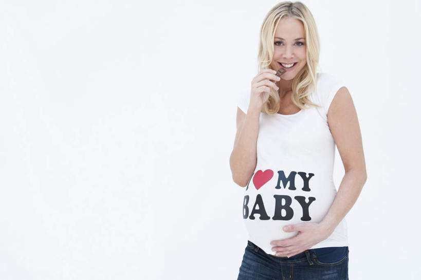 西方人,孕妇,一个人,站,笑,摸,吃,微笑,横图,室内,白天,白色背景,正面,爱情,欧洲,欧洲人,仅一个年轻女性,仅一个女性,仅一个人,抚摸,握,服装,爱心,英文,标志,文字,字符,字母,食品,糖,糖果,甜点,甜品,浪漫,拿,拿着,注视,休闲装,标识,食物,衣服,红色,甜食,巧克力,观察,看,站着,休闲,温暖,温馨,心形,怀孕,休闲服,恩爱,握着,摄影,服饰,影棚,观看,朱古力,英文字母,和睦,察看,待产,关注,妊娠,准妈妈,年轻女性,女人,女性,白种人,心型,产妇,触摸,接触,嚼,食,站立,半身,彩图,影棚拍摄,拍摄,融洽