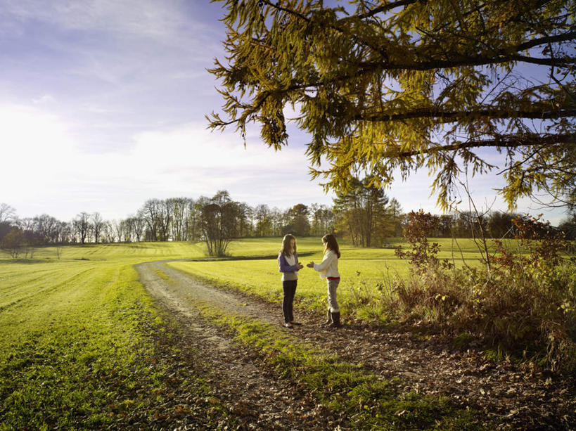 西方人,儿童,两个人,家庭,站,横图,室外,白天,正面,纯洁,草地,草坪,植物,道路,路,欧洲,欧洲人,阴影,服装,光线,影子,云,云朵,小路,交通,云彩,注视,休闲装,草,树,树木,小孩,衣服,蓝色,绿色,白云,蓝天,天空,阳光,自然,天,观察,看,站着,休闲,温暖,温馨,一家人,休闲服,可爱,童年,童趣,服饰,生长,晴朗,成长,观看,和睦,察看,关注,童真,烂漫,无邪,天真,女孩,女人,女性,白种人,晴空,站立,彩图,全身,融洽,女生